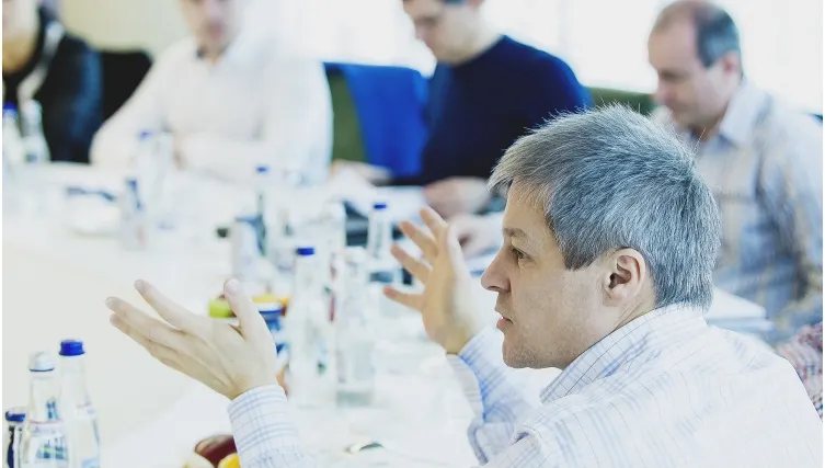 Guvernul, o nouă şedinţă informală cu uşile închise. Mesajul pe Facebook al premierului Cioloş