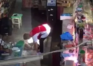 Halucinant! Carne aruncată pe jos, apoi pusă în vitrină, la vânzare, într-un magazin alimentar