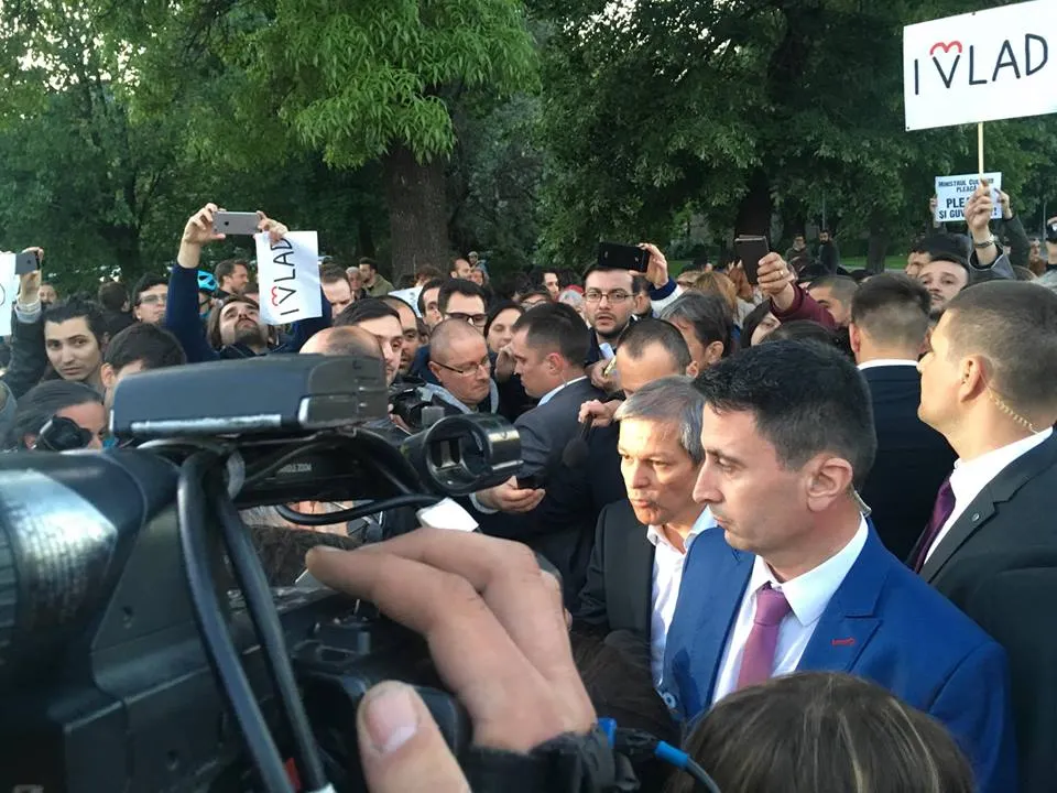 Protest la Guvern. Dacian Cioloş a ieşit în stradă să discute cu susţinătorii lui Vlad Alexandrescu