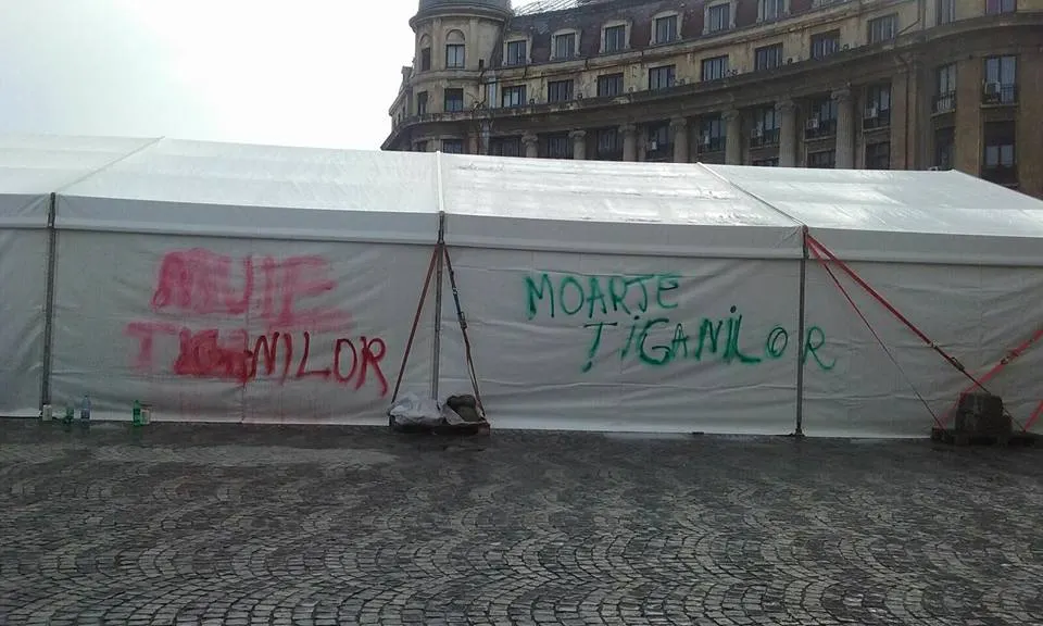 Scandalul mesajelor rasiste pe un cort de la Universitate. Trei bărbaţi au fost reţinuţi 