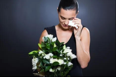 Soțul a murit de cancer când era gravidă. După funeralii, văduva primește un colet. L-a deschis și..