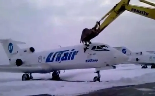 Un angajat furios a distrus un avion cu excavatorul după ce a aflat că va fi concediat