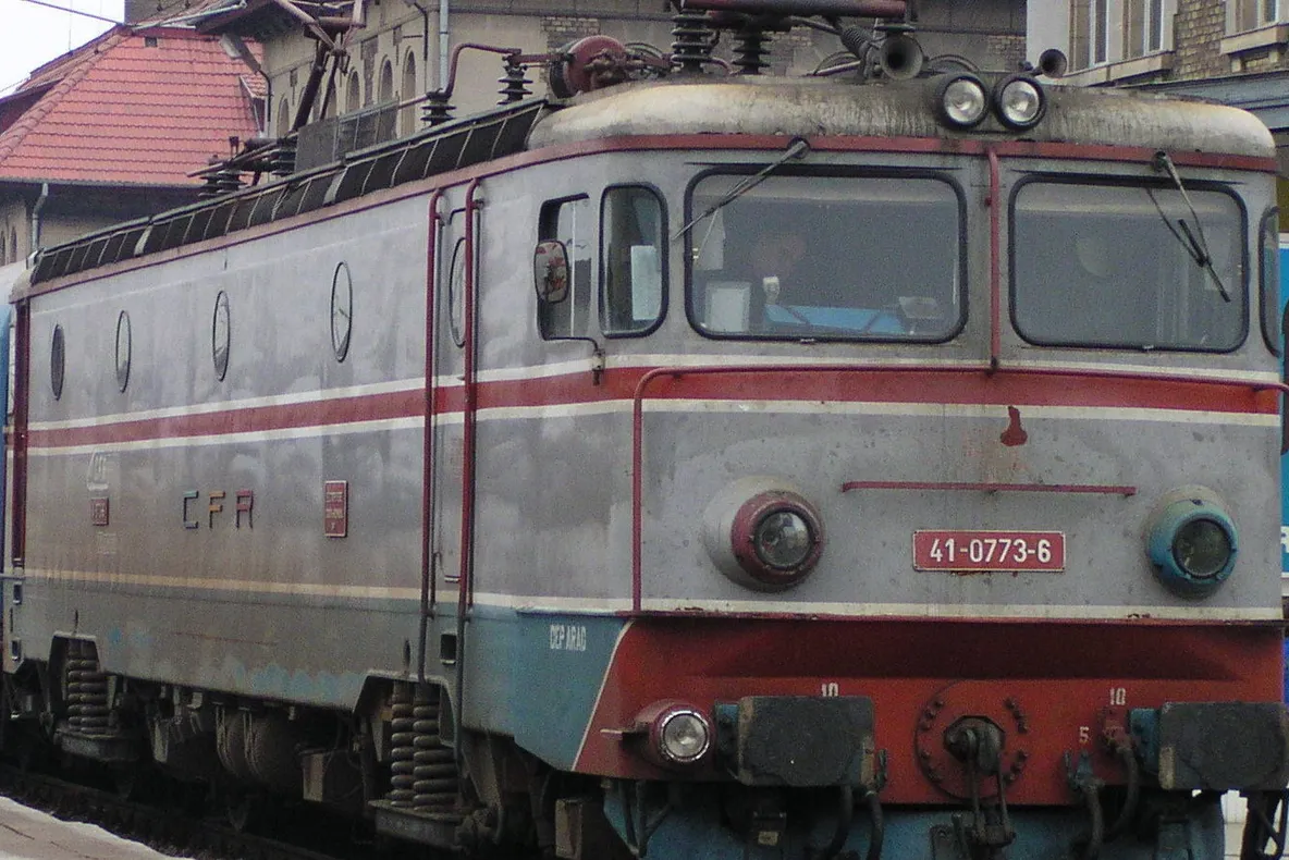 Accident feroviar în Gara Curtici: cinci locomotive implicate; doi mecanici de tren, răniţi