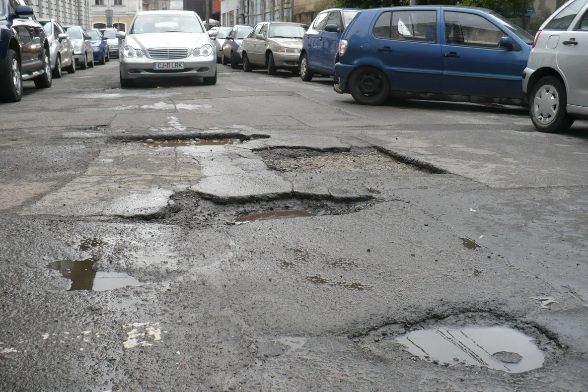 Cât costă gropile din Bucureşti. Greii asfaltului, tunuri la Primărie 