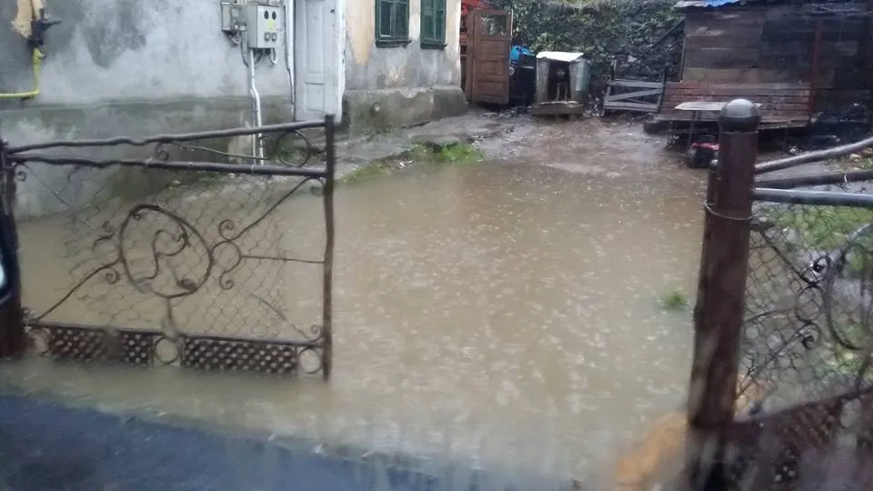Viitura a lovit astăzi județul Timiș. 200 de gospodării din satul Vișeag au fost afectate