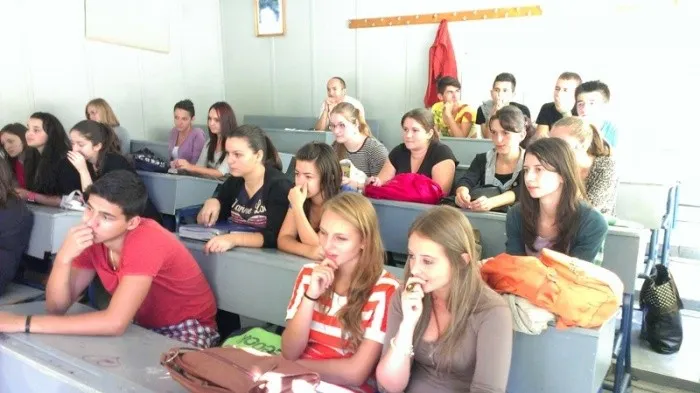 Profesor de religie, înregistrat când jignea elevii şi pe colegii lui: "Nişte nesimţiti şi jigodii"