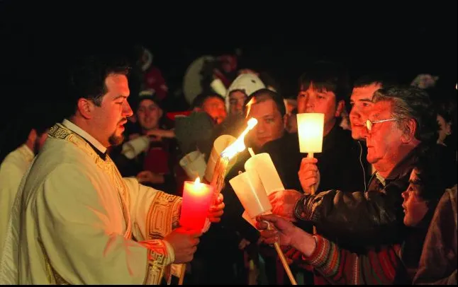 PAȘTI 2016. De ce nu e bine să arunci lumânarea de la Înviere