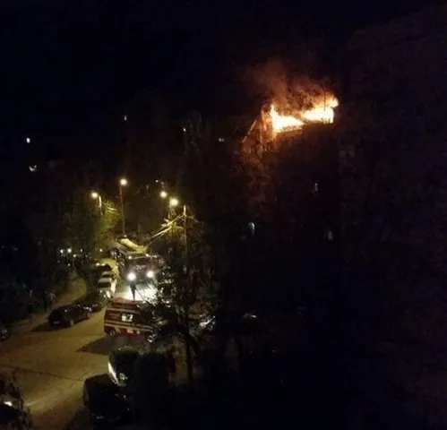 Bloc în flăcări, la Iaşi. O mansardă a luat foc. Toţi locatarii, evacuaţi 