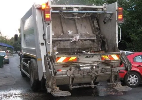 Accident înfiorător în Capitală: o femeie, strivită pe trotuar de mașină de gunoi