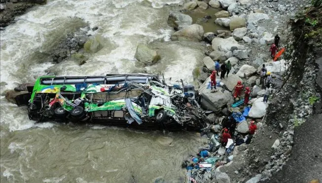 Tragedie în Peru: 23 de morți după ce un autocar s-a prăbușit într-un râu