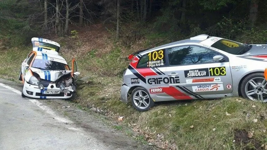 Accident la Raliul Sibiului. Două mașini s-au ciocnit, iar copiloții au ajuns la spital