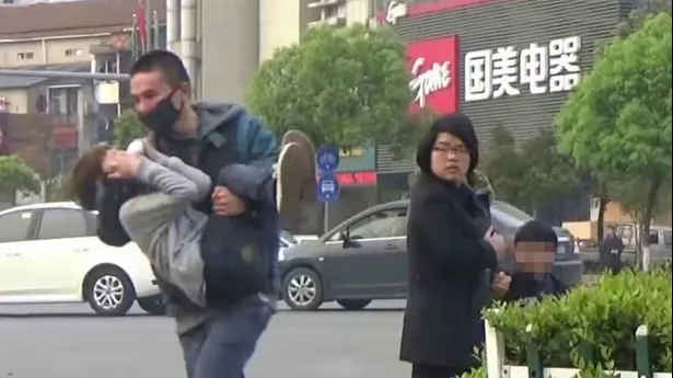 Un copil a fost răpit în fața unor tineri. Reacția lor? Dincolo de orice imaginație