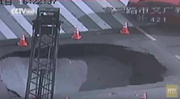 O intersecţie aglomerată din China, o gaură imensă se deschide... Momente de panică