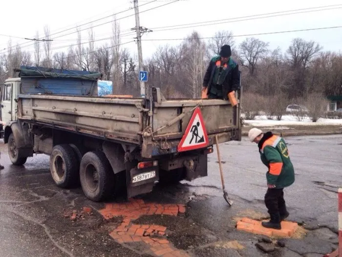 Imaginile virale ale zilei: metoda incredibilă de astupare a gropilor