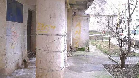 Se întâmplă în România. Motivul incredibil pentru care un bloc a fost împrejmuit cu sârmă ghimpată
