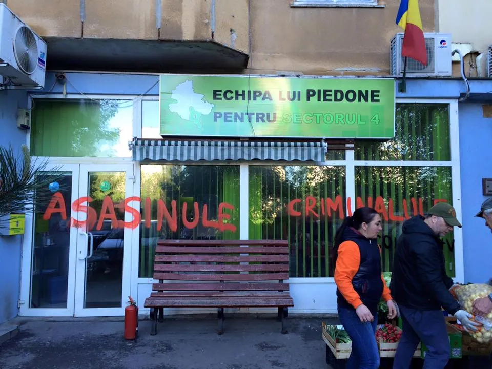 FOTO. Sediul de campanie al lui Piedone a fost vandalizat