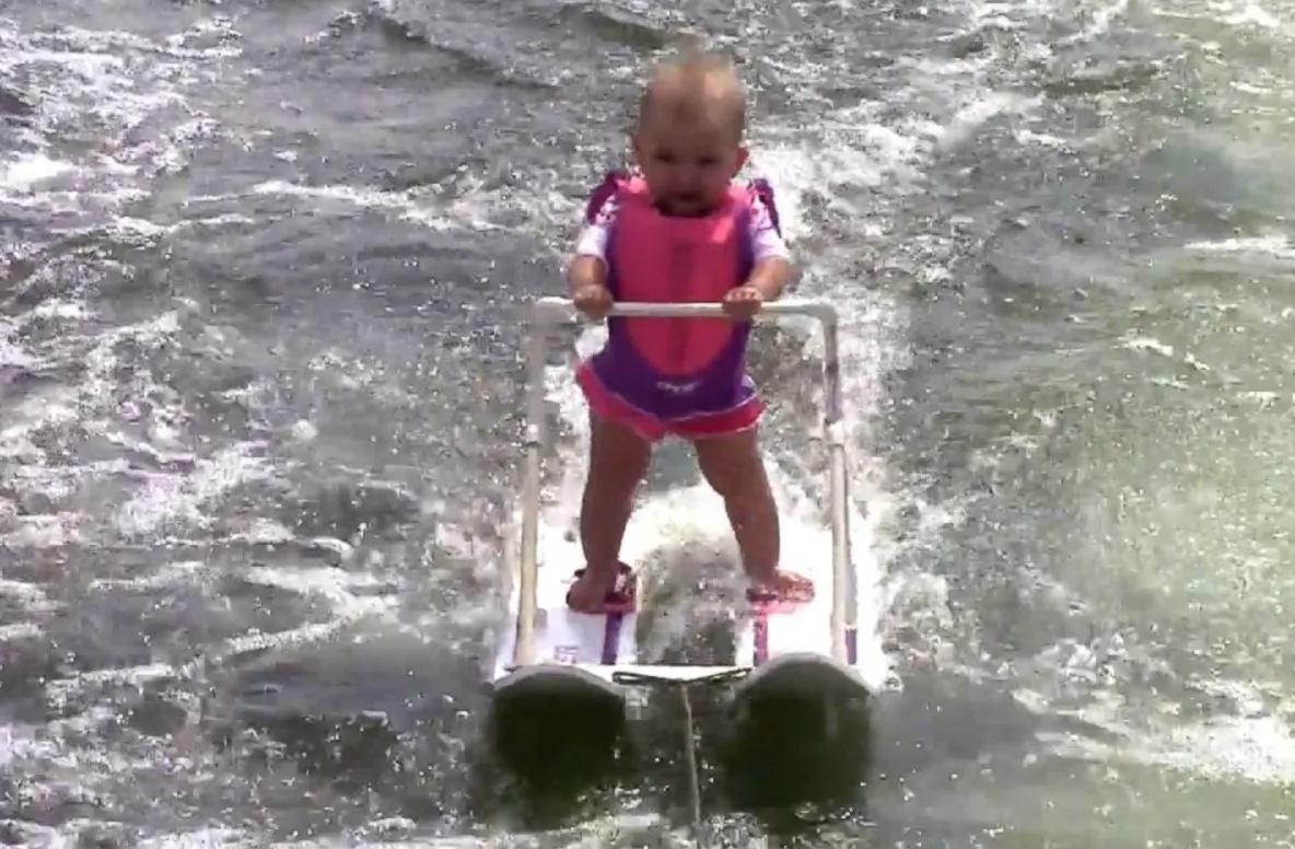 Campioană la 6 luni: o fetiţă a învăţat să practice skiul nautic