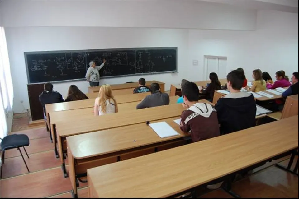 Profesor, filmat în timp ce făcea sex cu o studentă, chiar în sala de curs