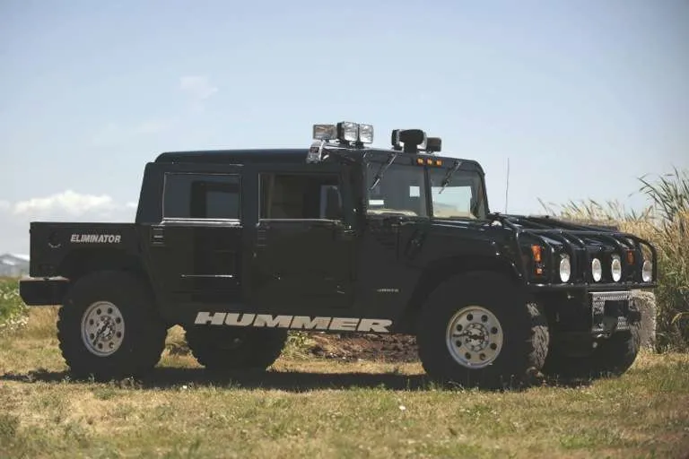 Au scos la vânzare un Hummer cu 100.000$.Când a auzit cui i-a aparţinut, un client a oferit 337.000$