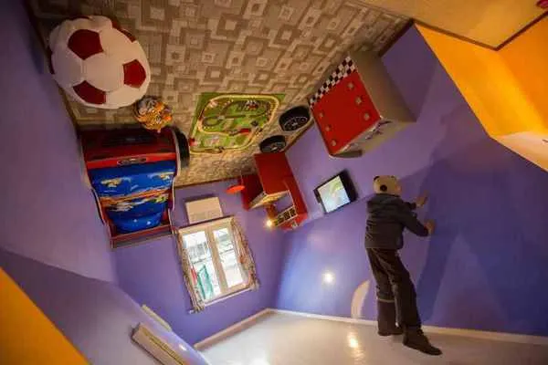 Casa uluitoare din Rusia unde gravitaţia e dată peste cap