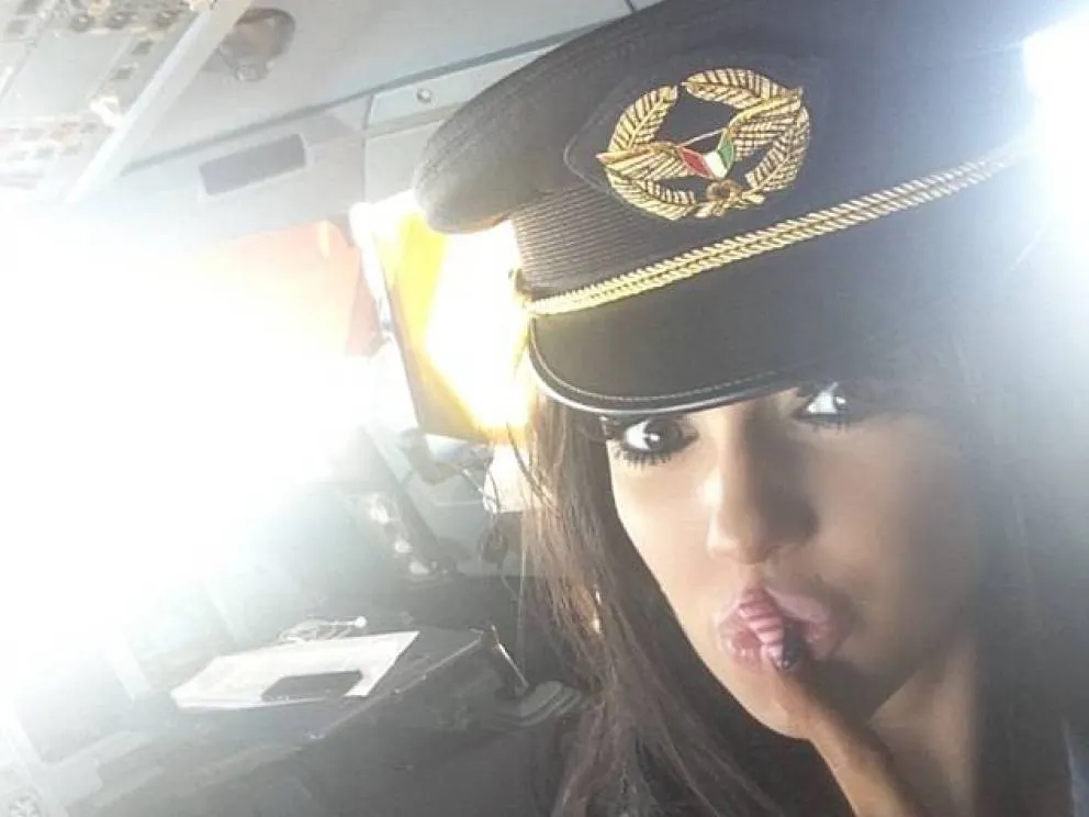 Ce a făcut un căpitan de avion cu două stewardese în cabina piloţilor în timpul zborului.REVOLTĂTOR