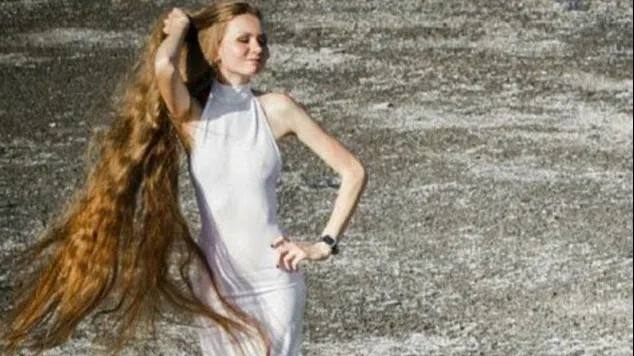 Rapunzel în viața reală. Cum arată tânăra care nu s-a mai tuns de 13 ani