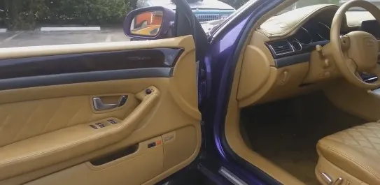 Acesta este cel mai kitschos Audi A8 din lume. L-a făcut violet şi cu jante de 28 inch