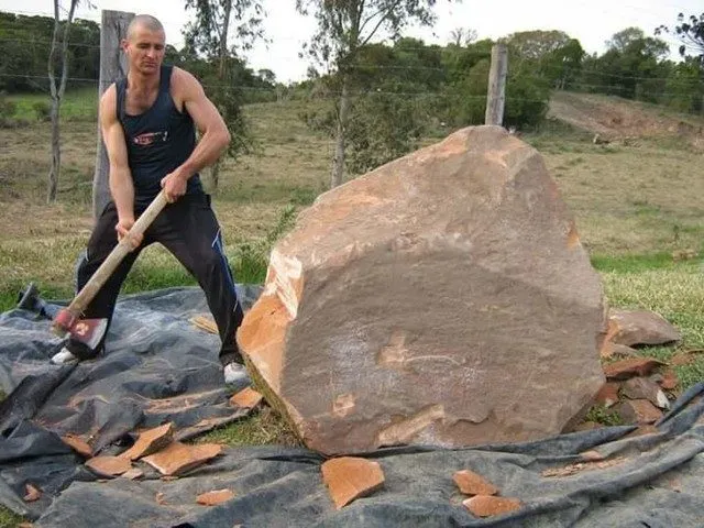 A început să lovească puternic această piatră. Dupa câteva ore, toţi au izbucnit în plâns 