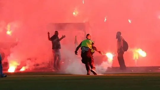 După meci, 400 de suporteri au pătruns pe stadion şi au făcut prăpăd 