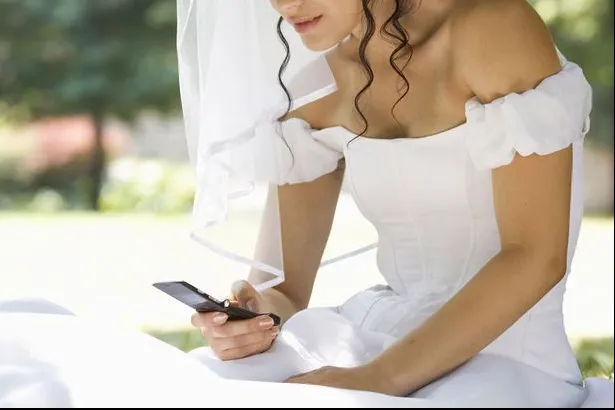 În noaptea nunții, mirele s-a uitat în telefonul soției. A citit primul mesaj, apoi a cerut divorțul
