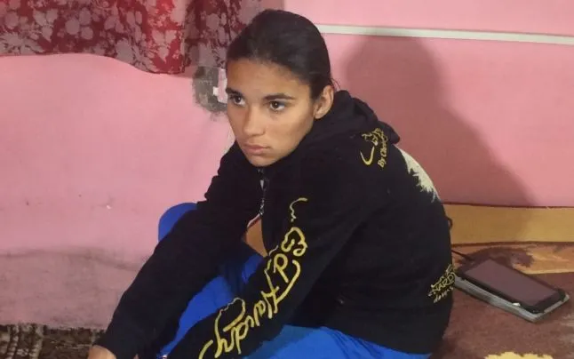 Povestea cutremurătoare a unei tinere de 19 ani. Are doar 21 kg pentru că îi e frică să mănânce