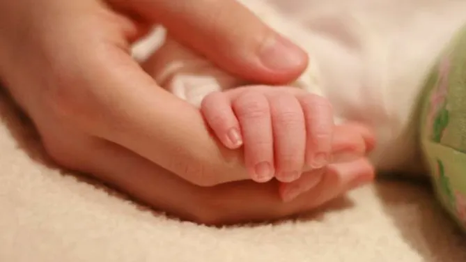 Femeia care şi-a abandonat bebeluşul lângă o pubelă, în Capitală a fost reținută