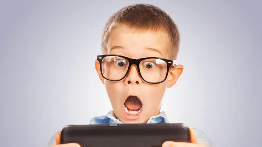 Are doar 10 ani şi a intrat pe Facebook. A rămas ŞOCAT când a văzut o poză postată de mama lui