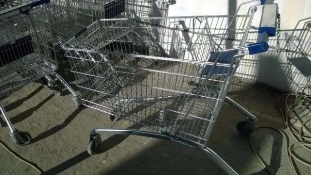 Cum deblochezi un cărucior de supermarket, fără monedă. E mai simplu decât credeai!