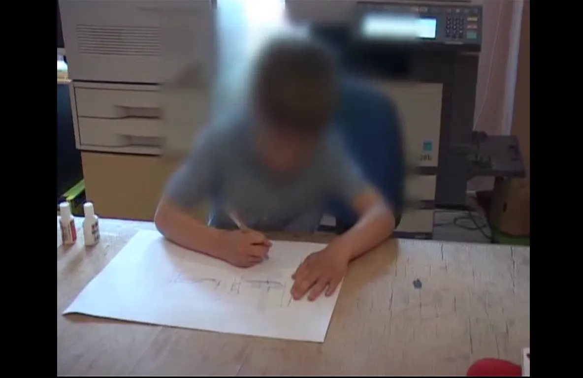 Un copil de grădiniță din Bacău a fost bătut și terorizat de educatoare.