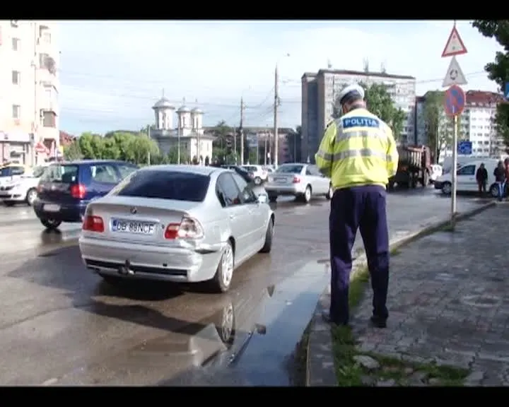 A lovit o maşină şi a intrat într-un magazin. Când s-au apropiat, poliţiştii s-au speriat