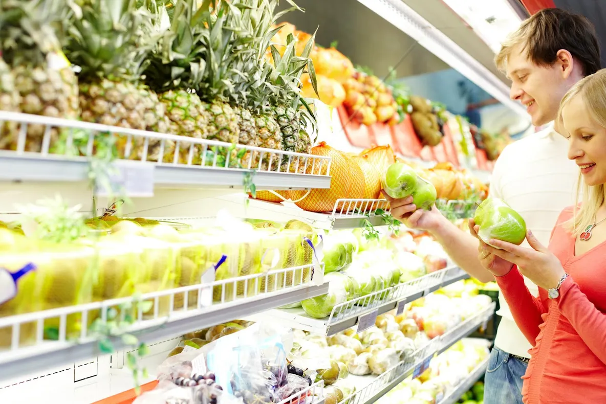 Pericolul din supermarketuri. LISTA fructelor şi legumelor care conţin cele mai multe pesticide