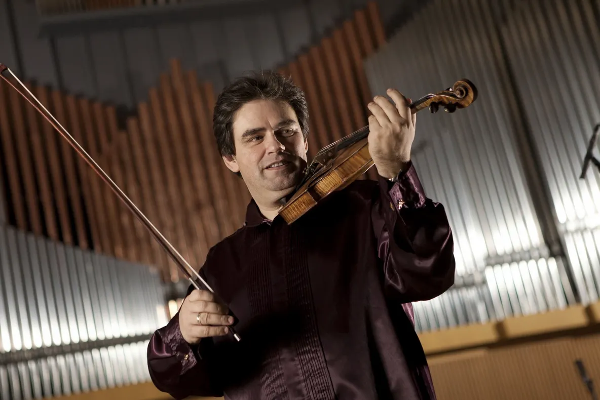Concert Regal în onoarea zilei de 10 mai. Gabriel Croitoru va cânta Ceaikovski pe vioara lui Enescu