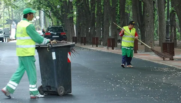 Doi gunoieri din Braşov au găsit o geantă plină cu bani, pierdută de o filipineză. Cum au reacţionat