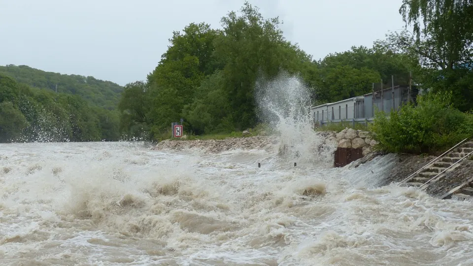 Cod galben de INUNDAŢII în nouă judeţe din ţară. Cât timp rămâne în vigoare