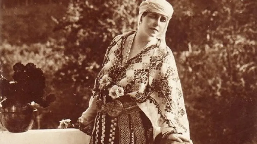 IA românească: povestea "reginei" portului popular. Câte luni se munceşte la o ie