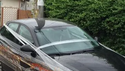 A parcat maşina pe trotuar. Cum a găsit-o când s-a întors. "Nu am mai văzut aşa ceva!"