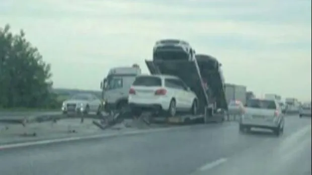 Incident pe autostrada A1. Mai multe mașini de lux au fost avariate. Circulația a fost blocată