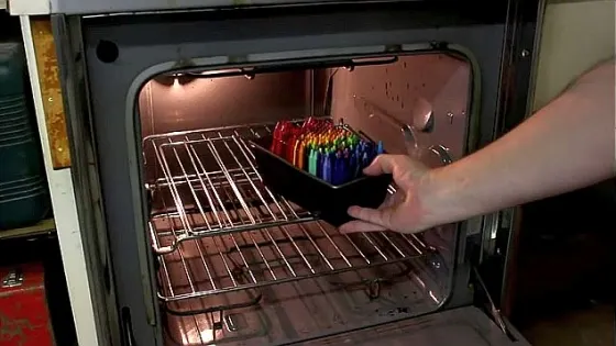 A luat un pumn de creioane colorate. Le-a pus într-o tavă și le-a băgat în cuptor