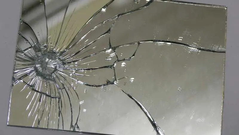 Ai spart o oglindă? 7 ani de ghinion. Aşa scapi de acest blestem