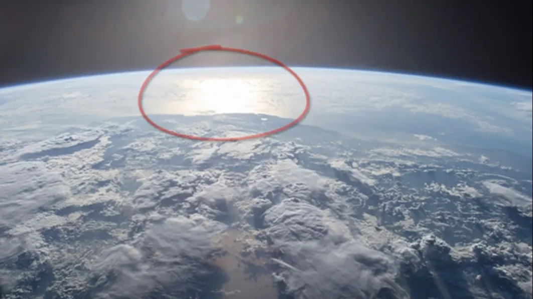 Imagini transmise de NASA: Un OZN iese din atmosferă şi se întâlneşte cu o altă navă