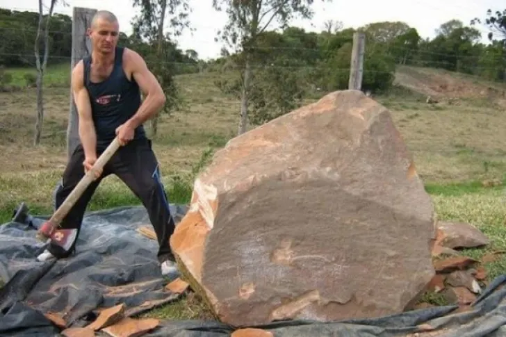 A început să lovească cu putere în piatră. Peste câteva ore, toţi au început să plângă