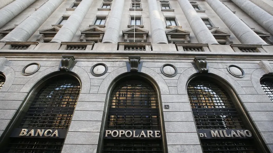 Două bănci italiene dau afară 1.800 de angajaţi şi închid 335 de sucursale