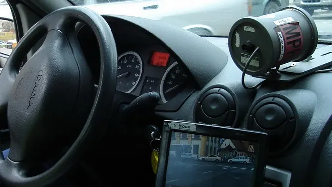 Şofer, prins de poliţişti cu viteză ameţitoare pe A3. Mai avea puţin şi îşi lua zborul