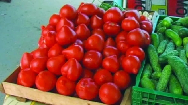 Incredibil! Ce a descoperit o femeie în roșiile de la piață. A fost la un pas de moarte